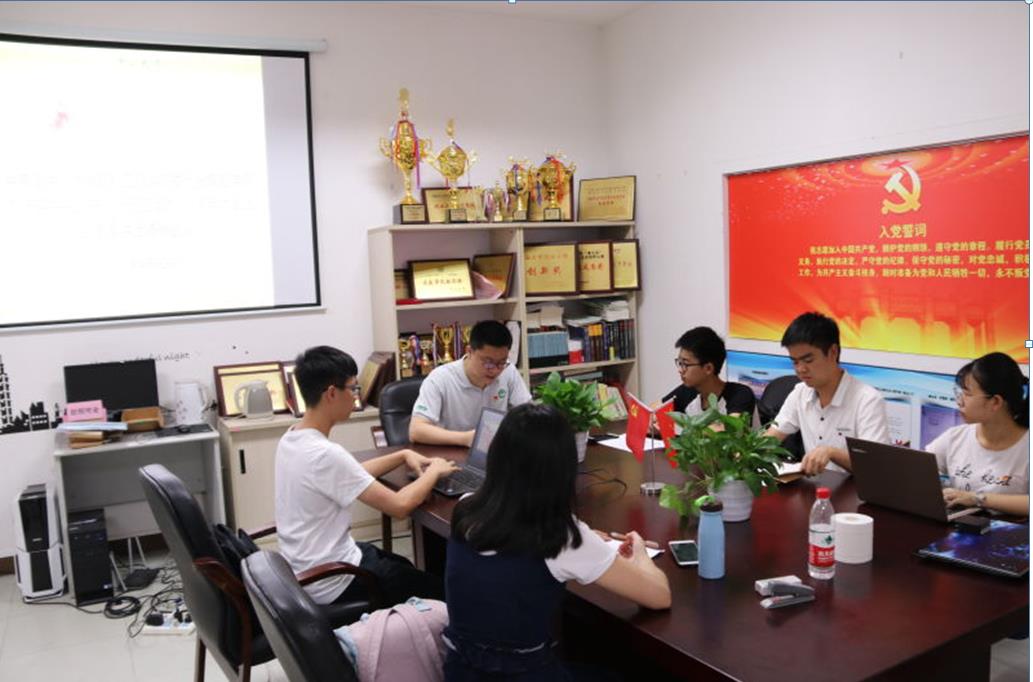 会议由学院团委书记赵晓江老师主持